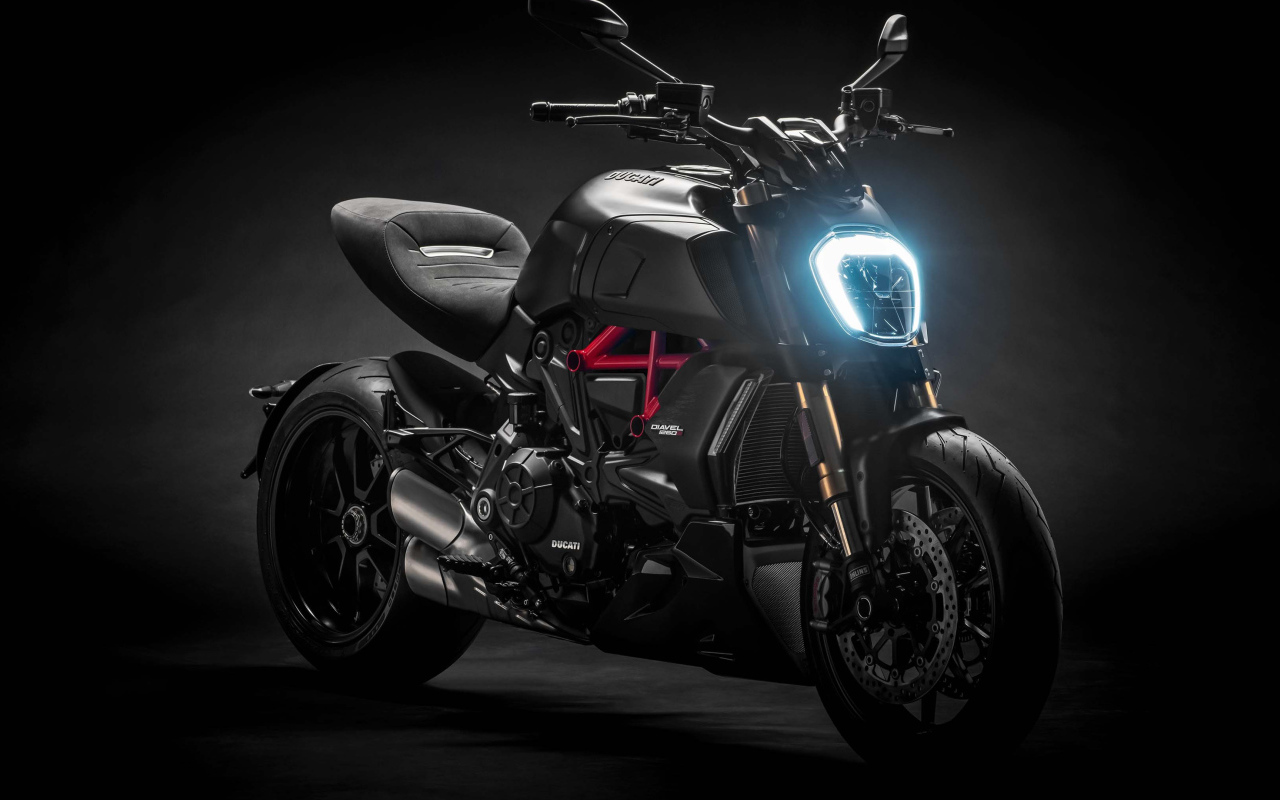 Черный мотоцикл Ducati Diavel 1260 S, 2019 года на черном фоне