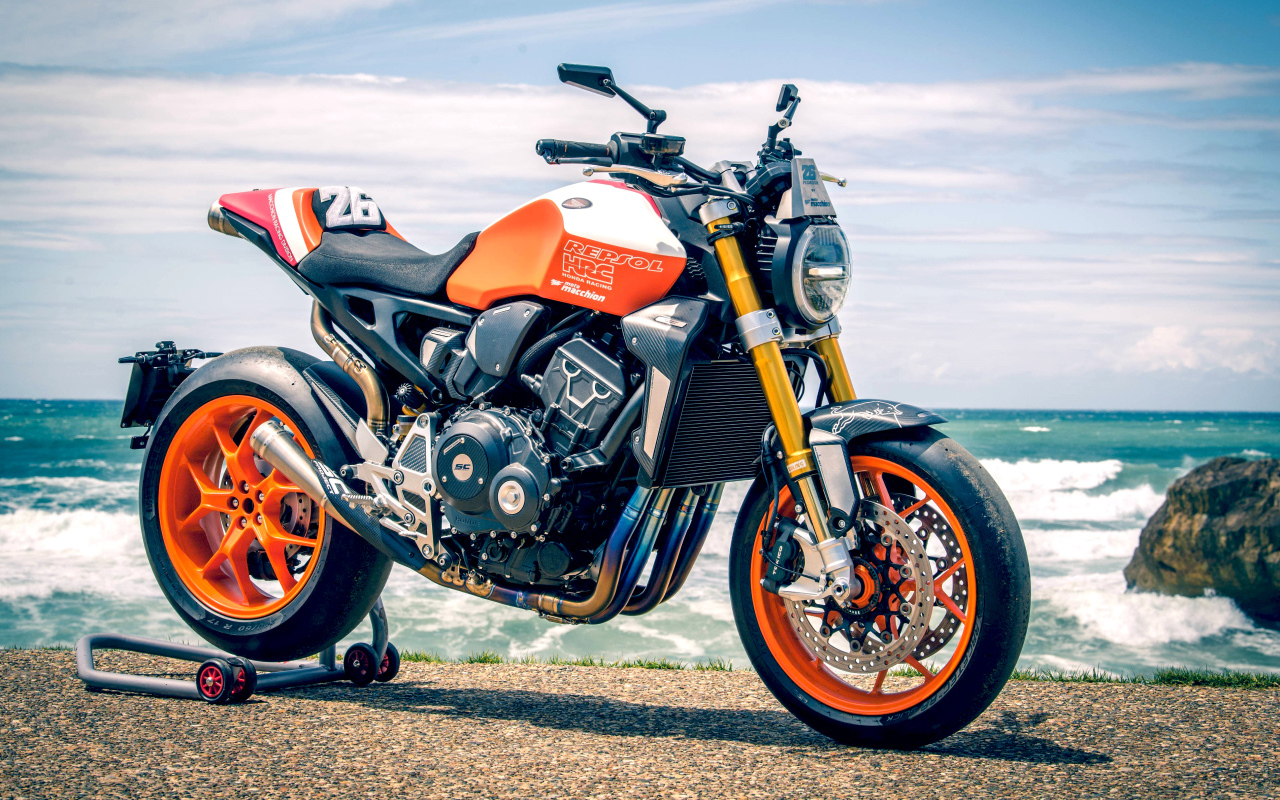 Большой мотоцикл Honda CB1000R 2019 года у моря