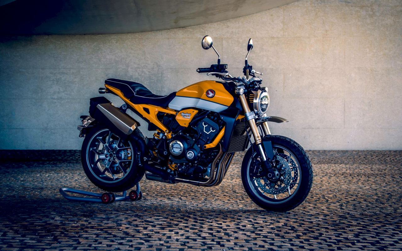 Мотоцикл Honda CB1000R Monkey Kong 2019 года у стены