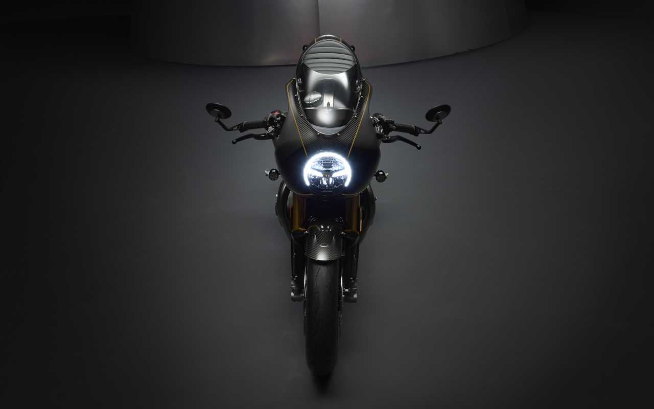 Мотоцикл Триумф Thruxton TFC  2019 года на сером фоне