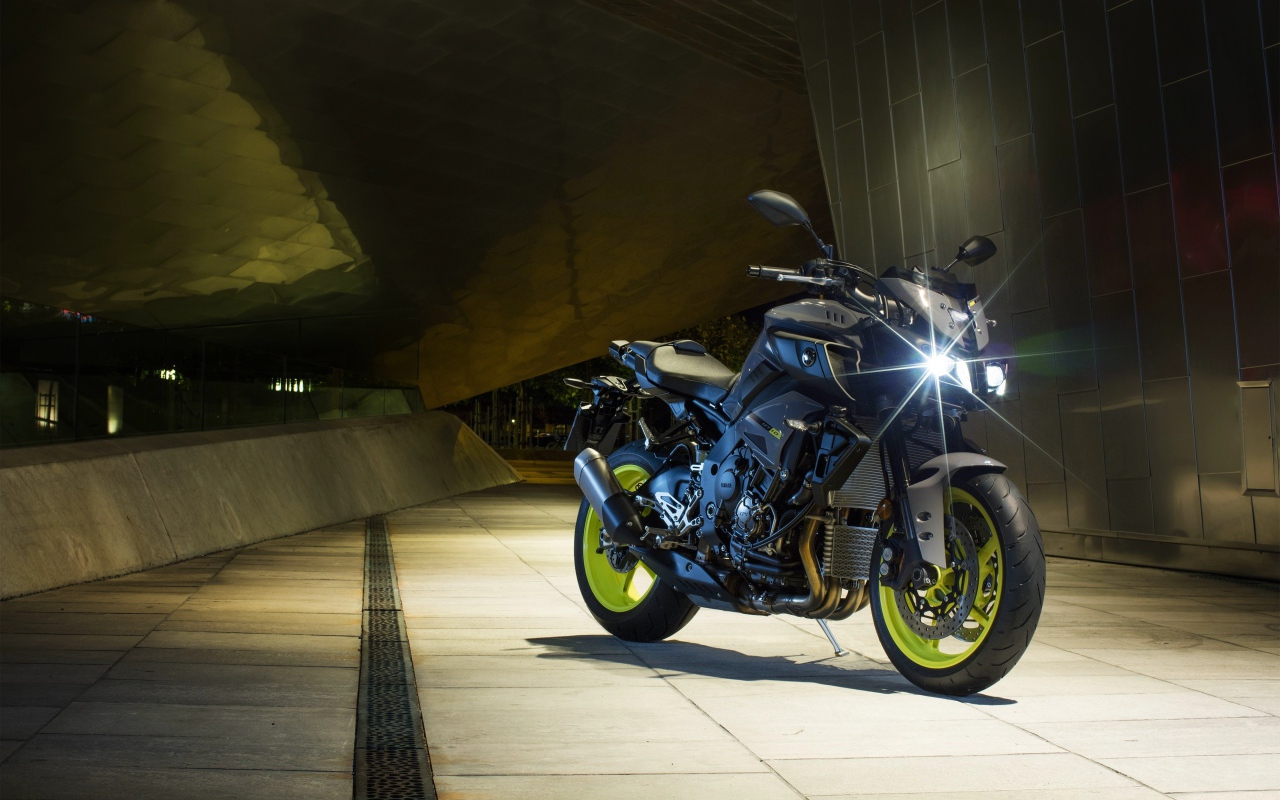 Мотоцикл Yamaha MT-10 с включенной фарой 