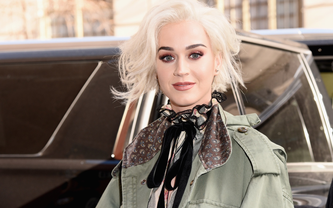 Блондинка Кэти Перри у машины
