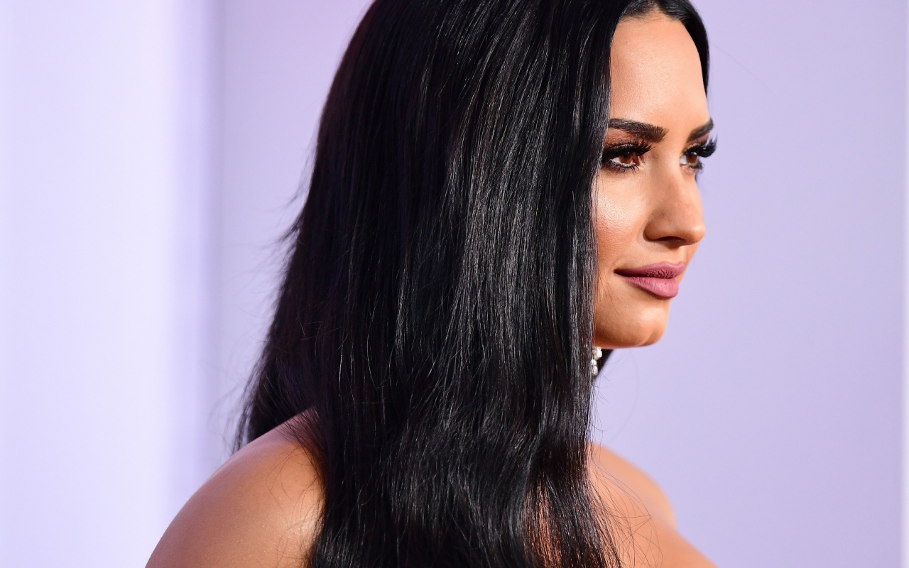 Длинноволосая брюнетка певица Деми Ловато