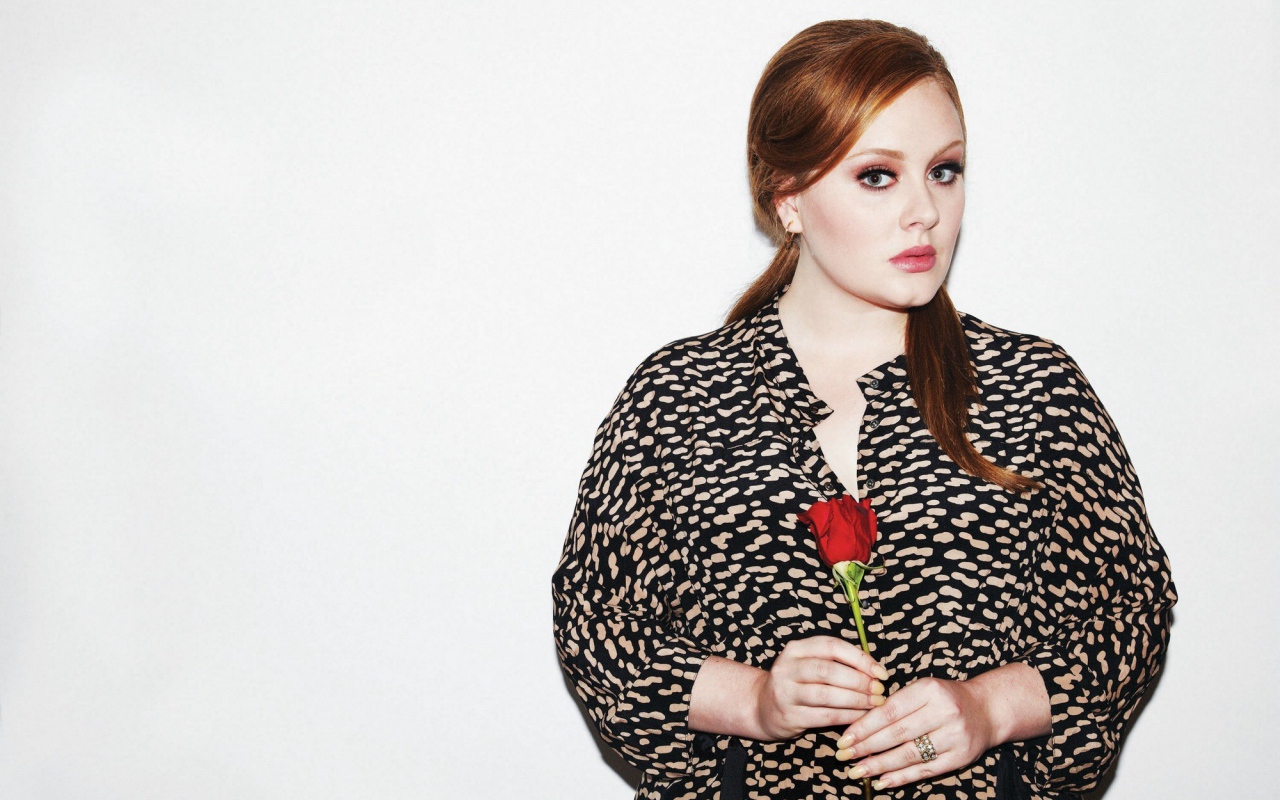 Певица Адель с красной розой в руке