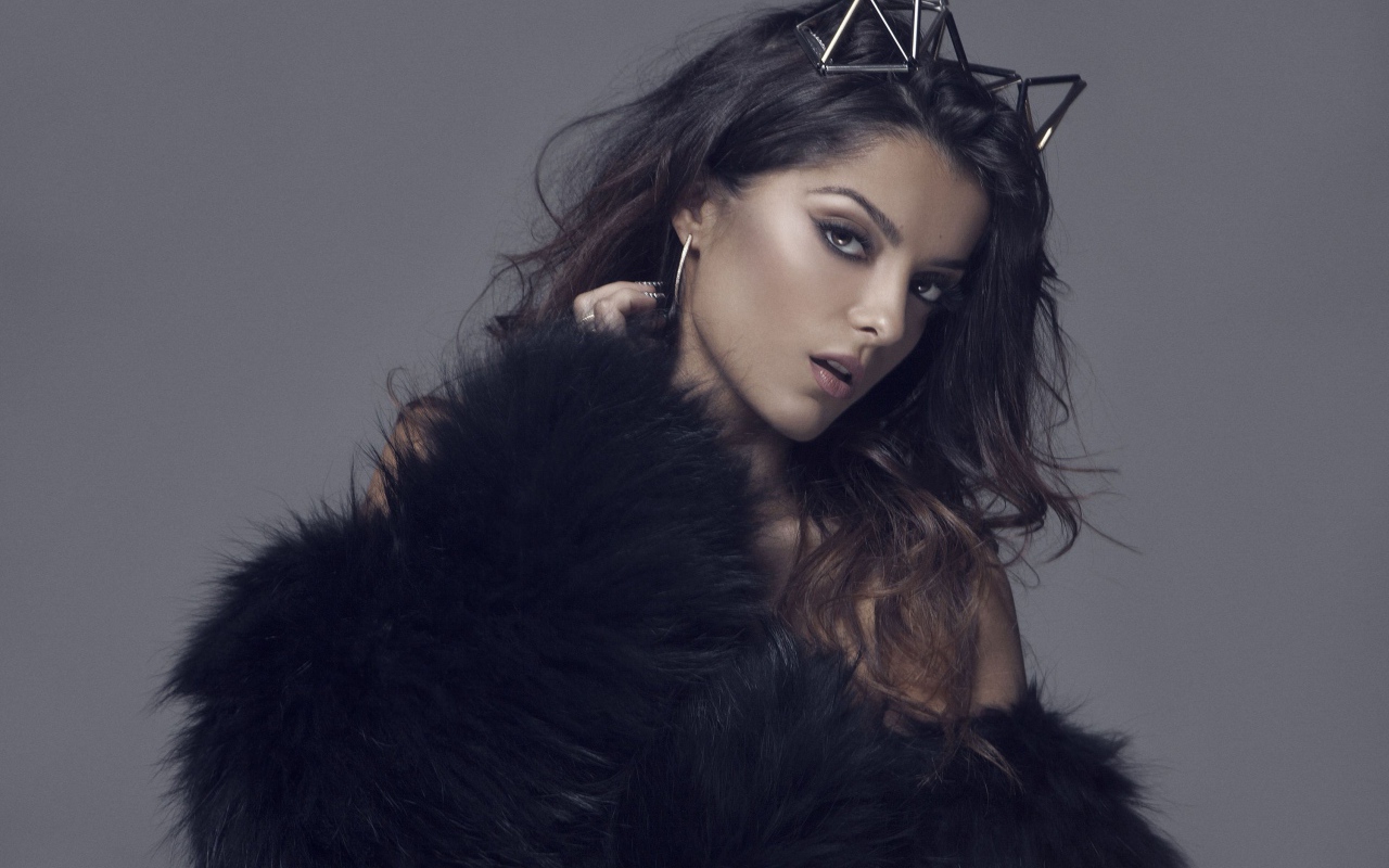 Певица Биби Рекса на сером фоне