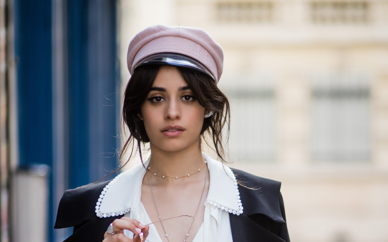 Певица Камила Кабельо в кепке