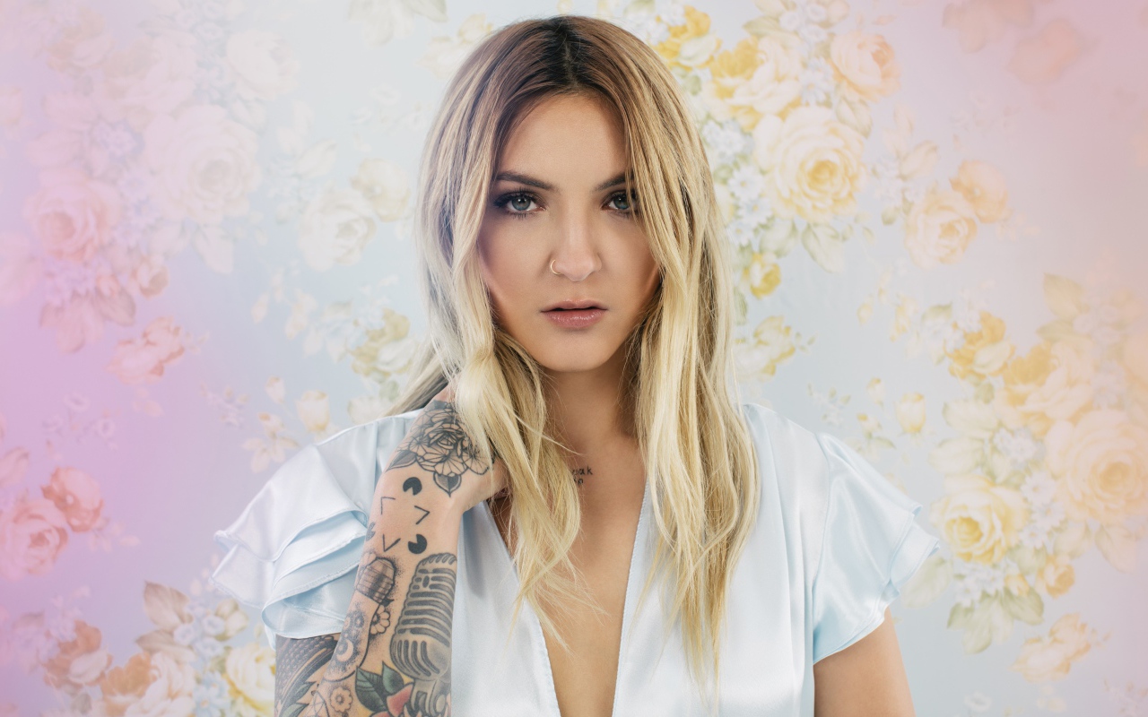 Певица Джулия Майклз с татуировками на руке