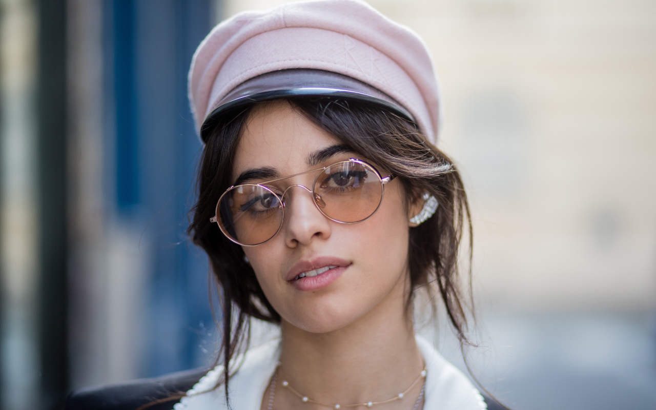 Стильная певица Камила Кабельо в очках и кепке