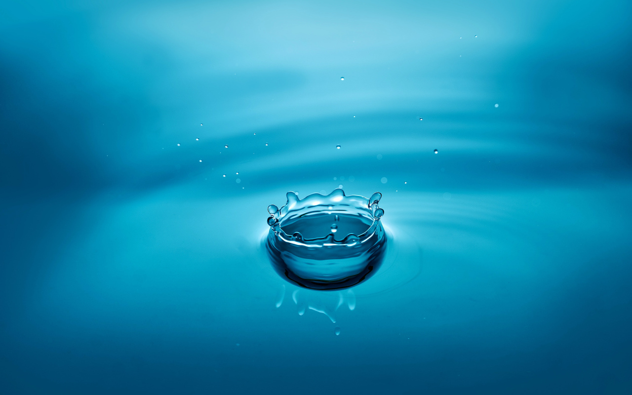 Капля воды в голубой глади