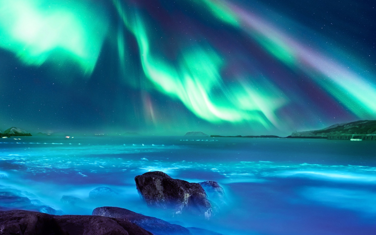 Полярное сияние над водой 