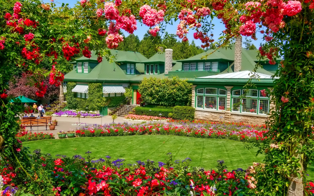 Красивый загородный дом с красивыми цветами