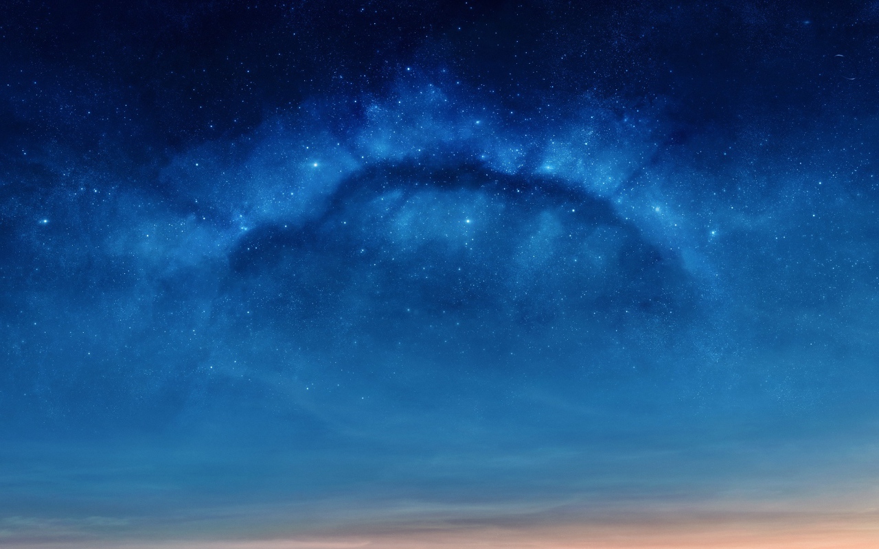 Яркие звезды в голубом небе ночью 