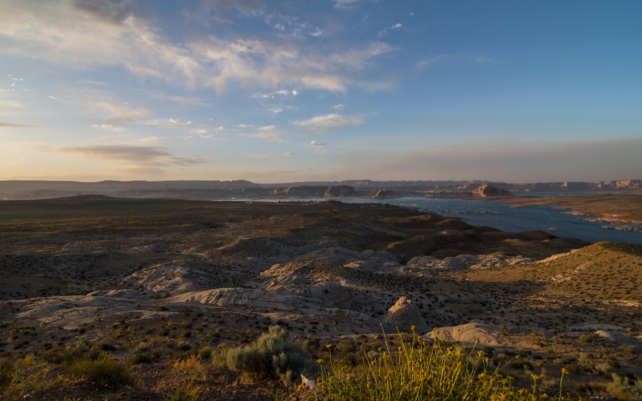 Холмы у реки под голубым небом