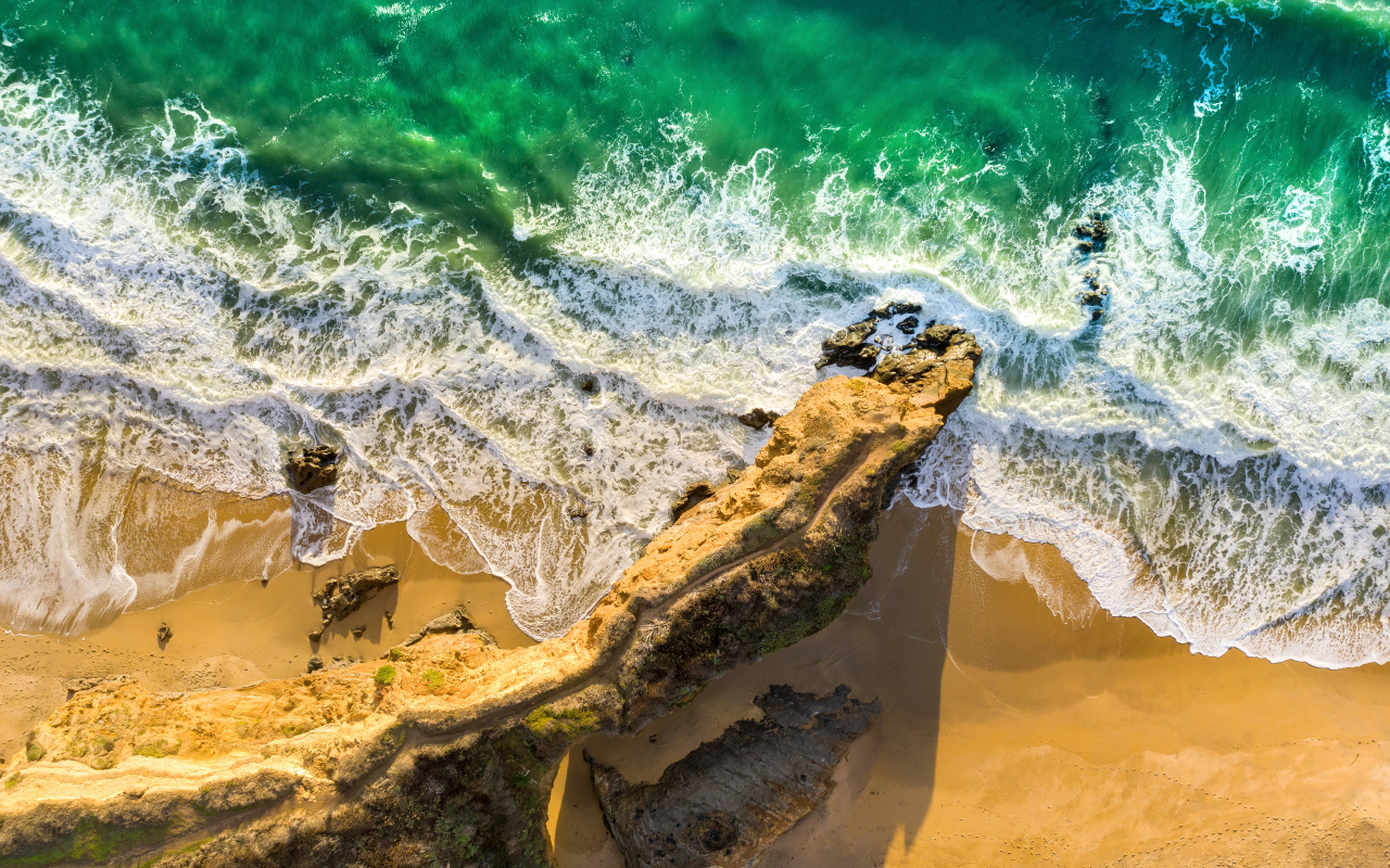 Белые волны океана на песке на береговой линии