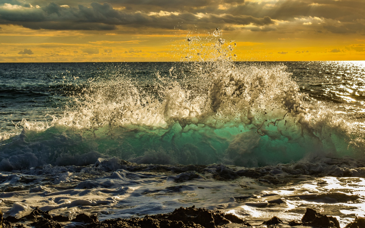 Бушующие белые волны на фоне низкий облаков в небе