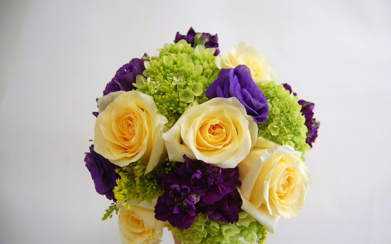 Красивый свадебный букет с розами на сером фоне