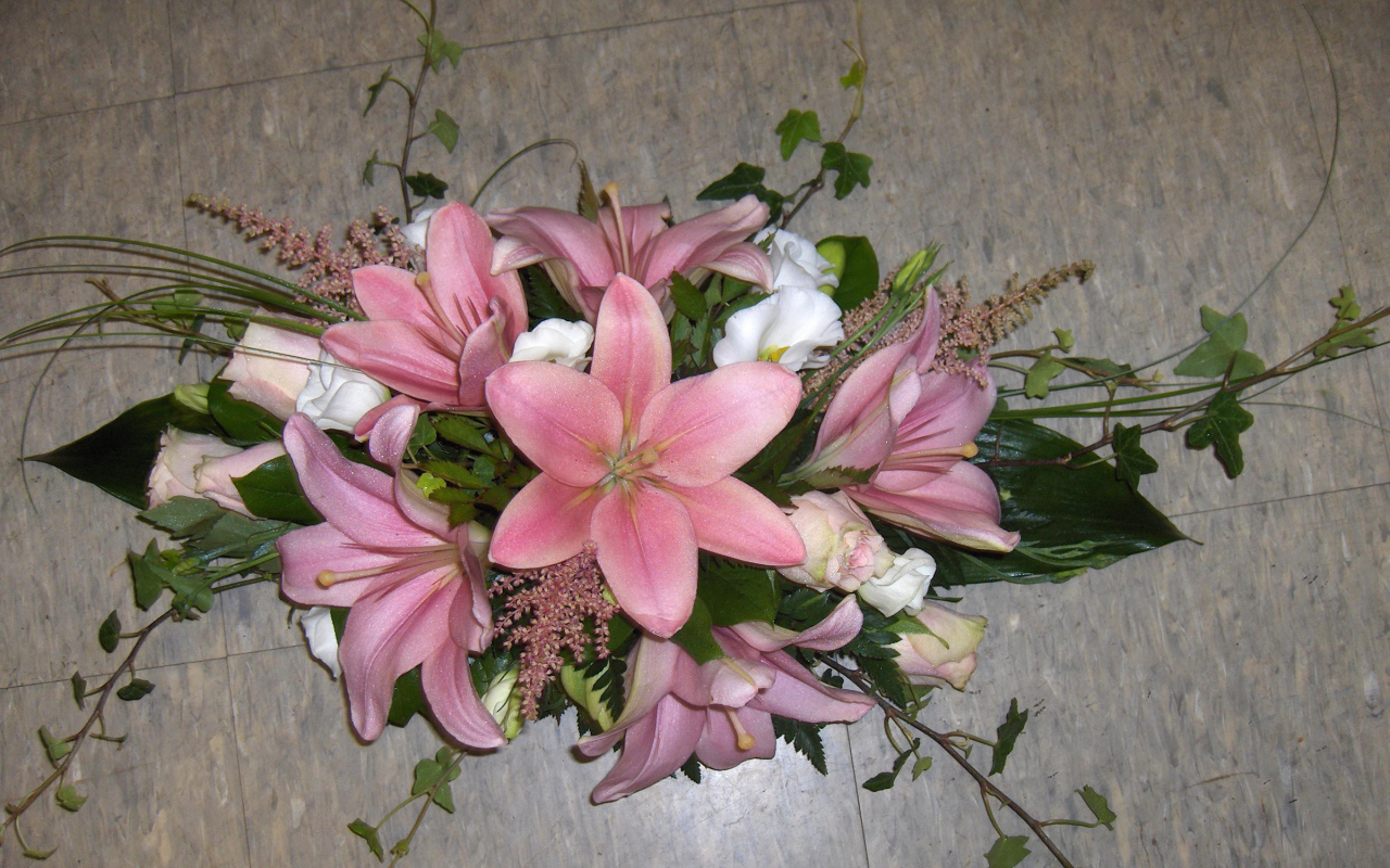 Букет розовых лилий с розами на полу 