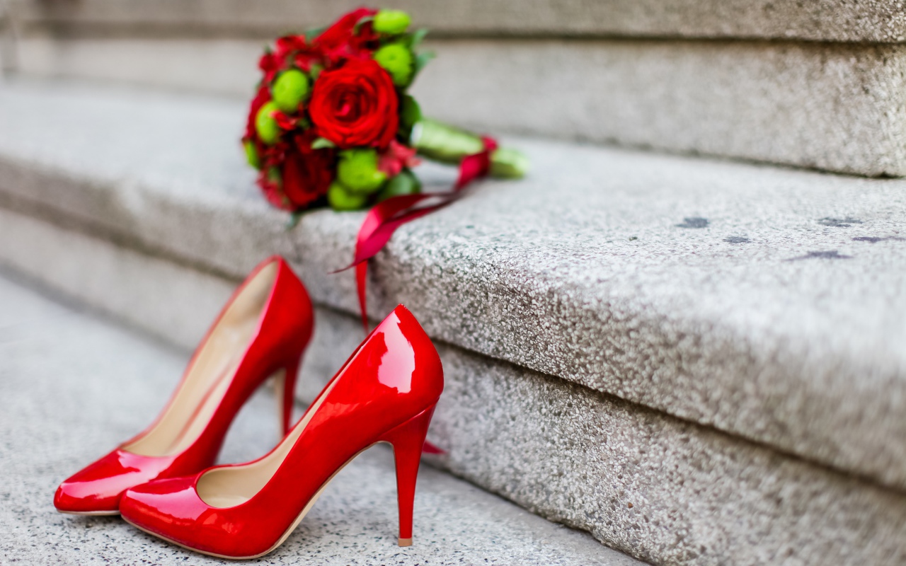 Красные туфли на ступеньках с букетом