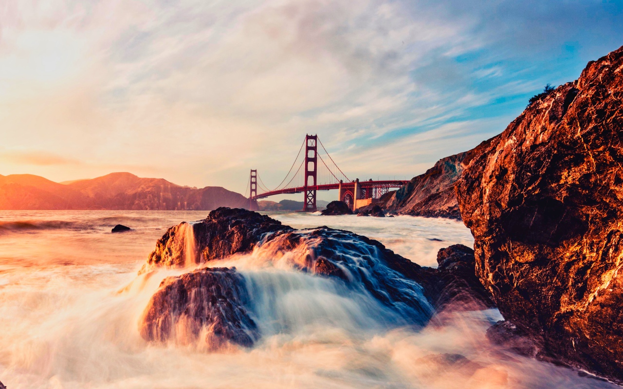 Мост Золотые Ворота над быстрой рекой в лучах солнца