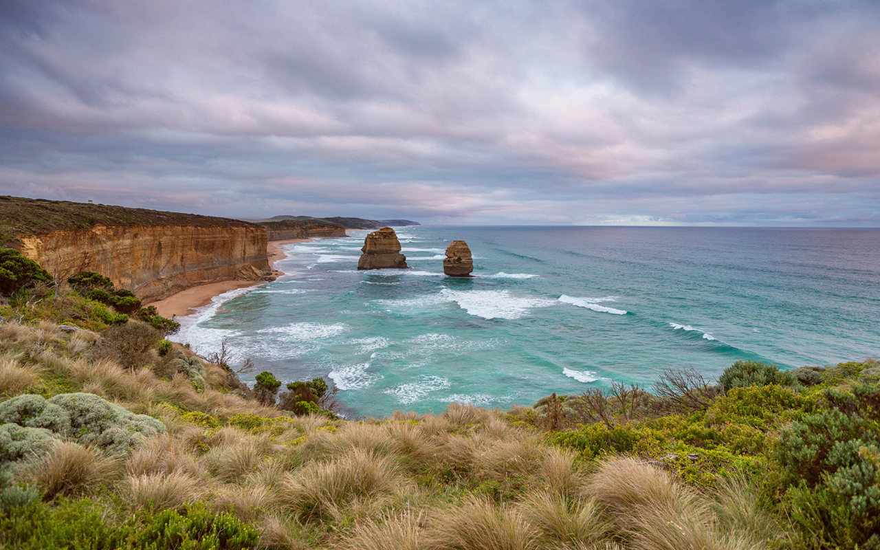 Красивый вид с утеса на морской залив 