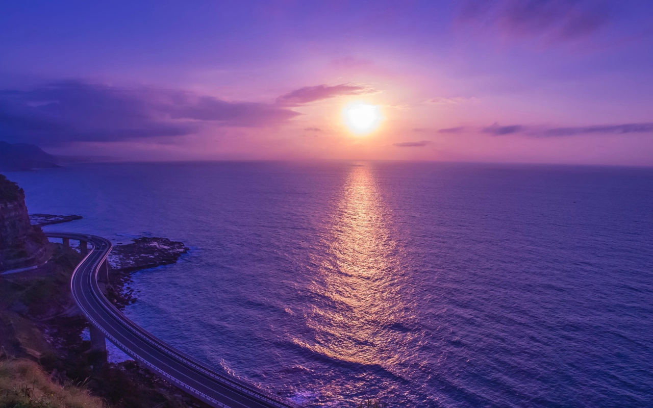 Дорога у моря на закате яркого летнего солнца