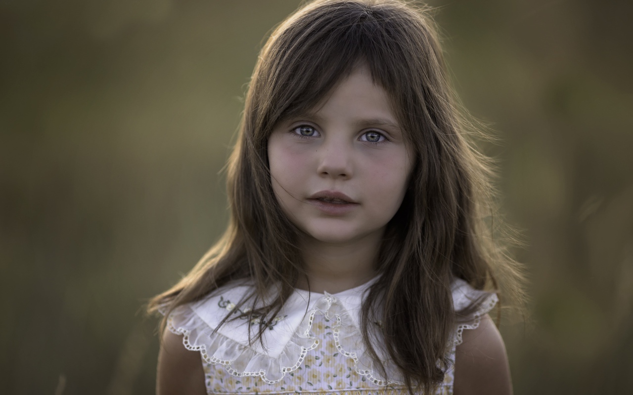 Лицо маленькой девочки шатенки