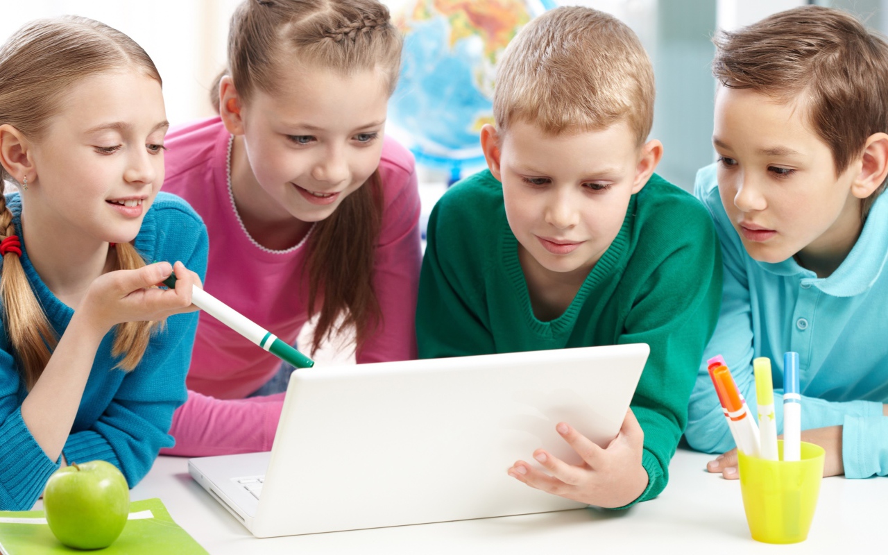 Дети в школе с ноутбуком