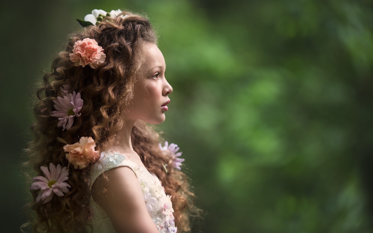 Девочка с красивыми длинными волосами с цветами