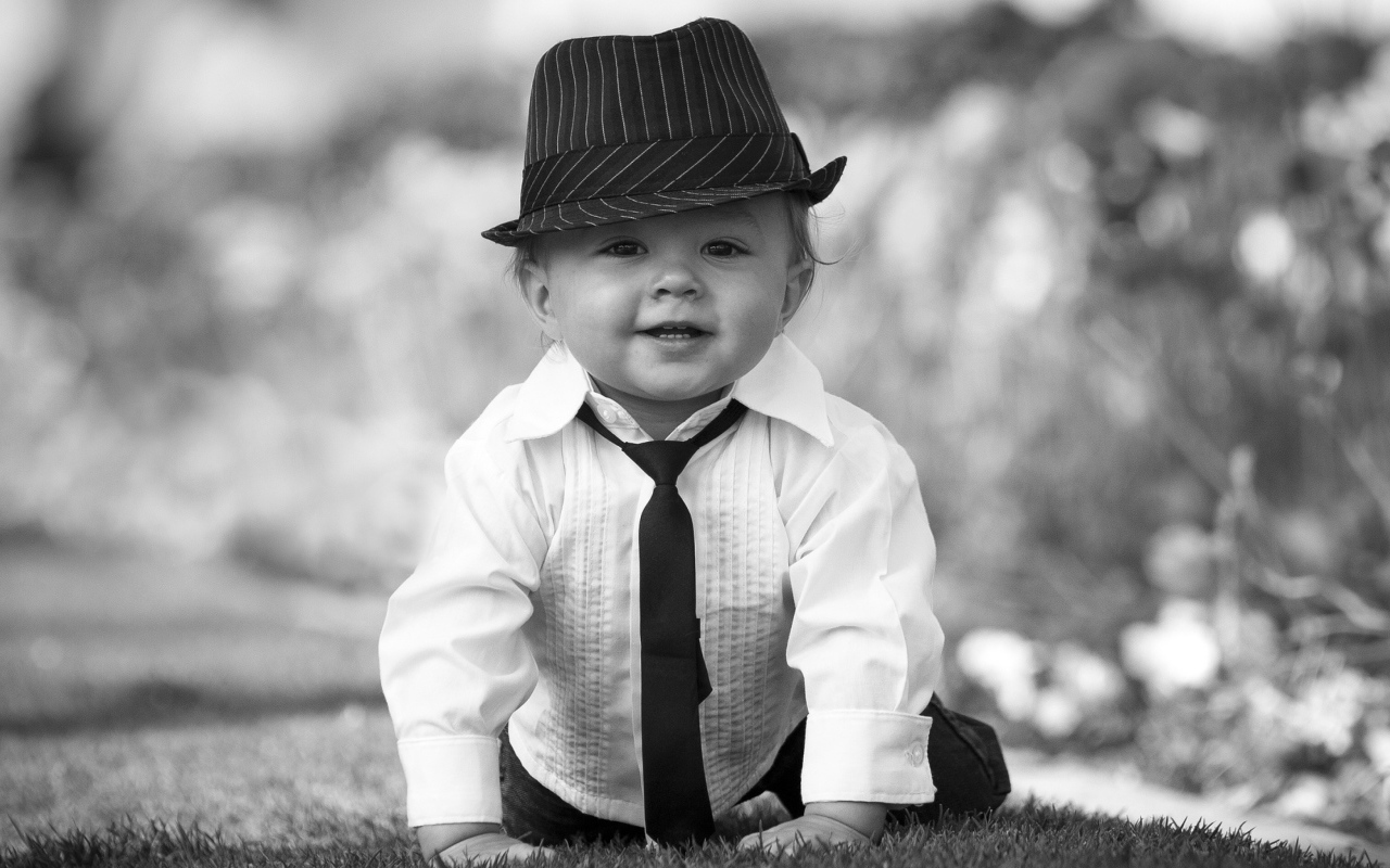 Маленький мальчик в шляпе черно -  белое фото 