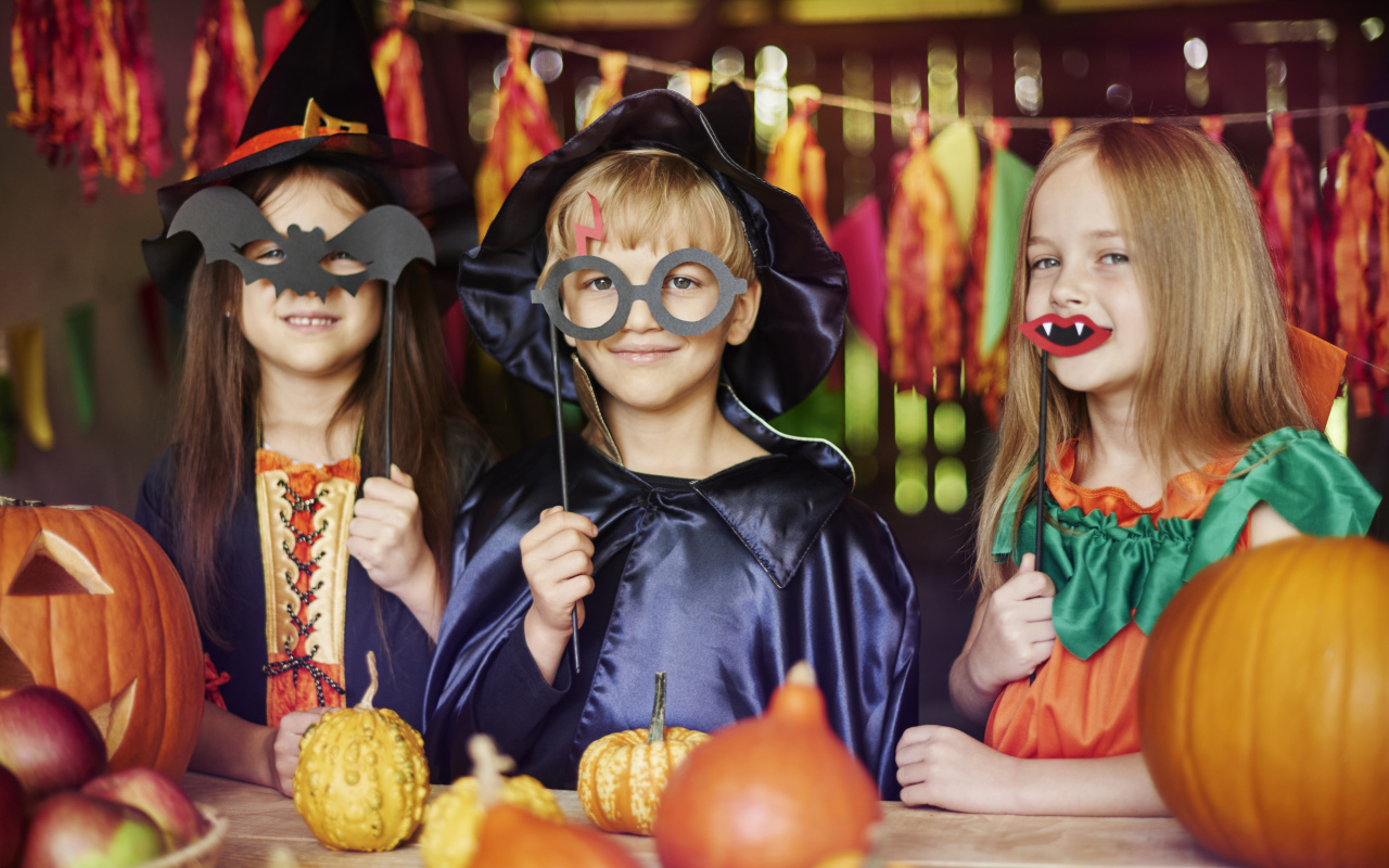 Маленькие дети в костюмах на Хэллоуин 