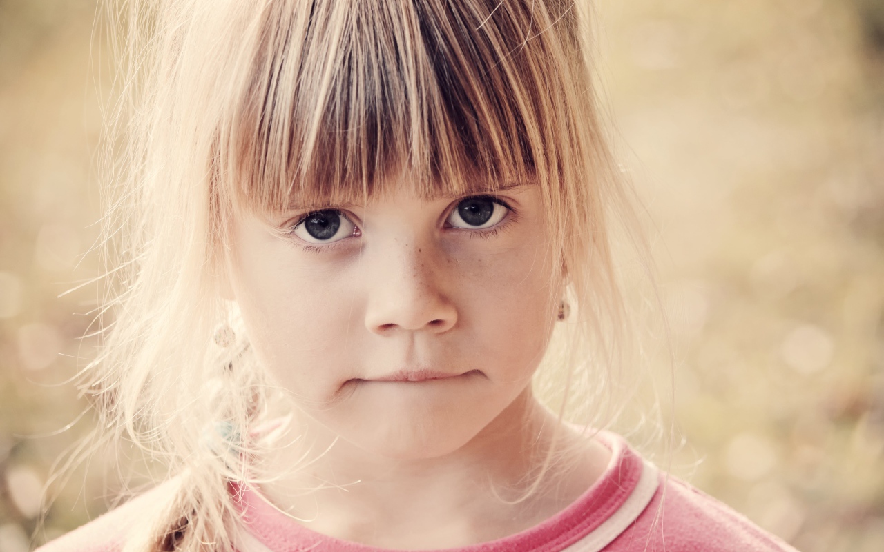 Серьезная маленькая девочка лицо крупным планом