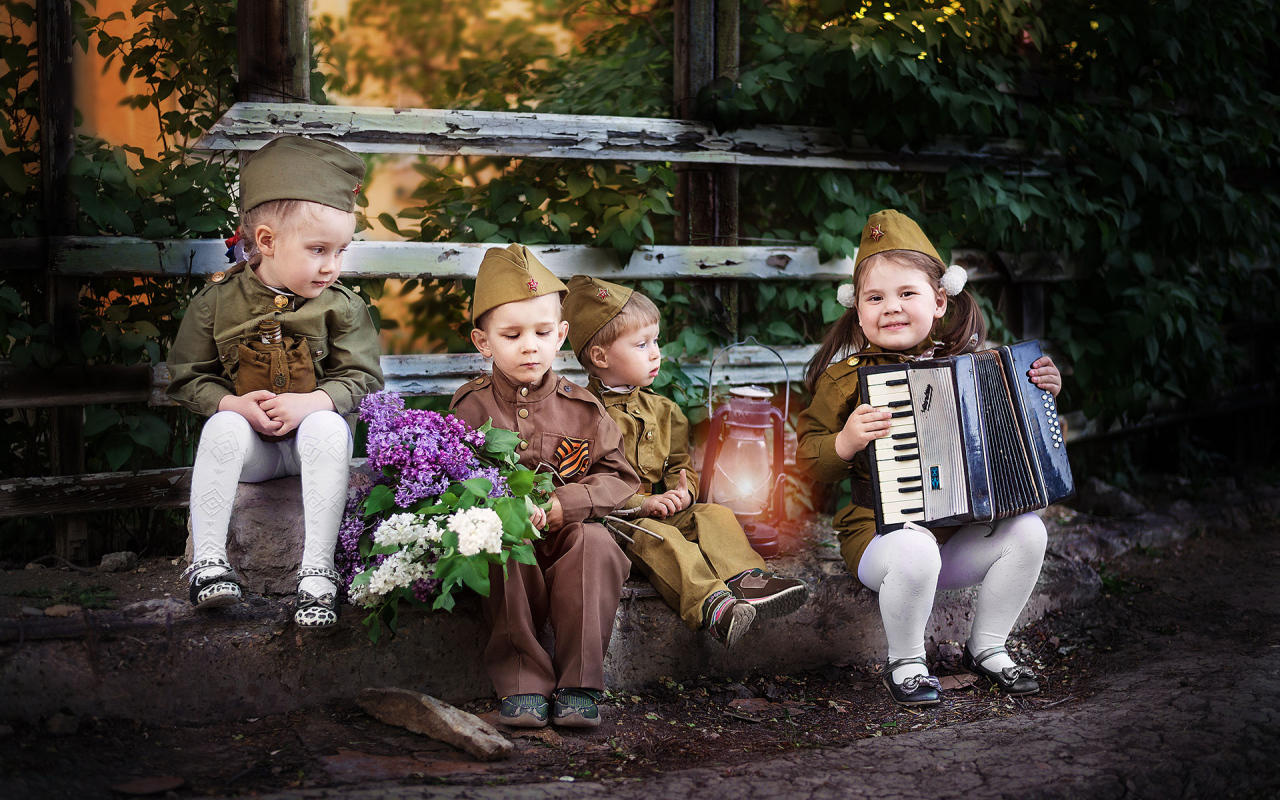 Маленькие дети в военной форме на 9 мая 
