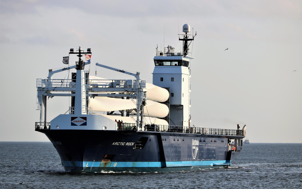 Корабль ARCTIC ROCK в море на фоне неба