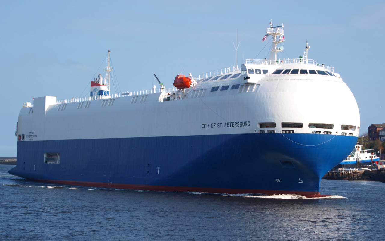 Теплоход-ролкер City of St. Petersburg  в море