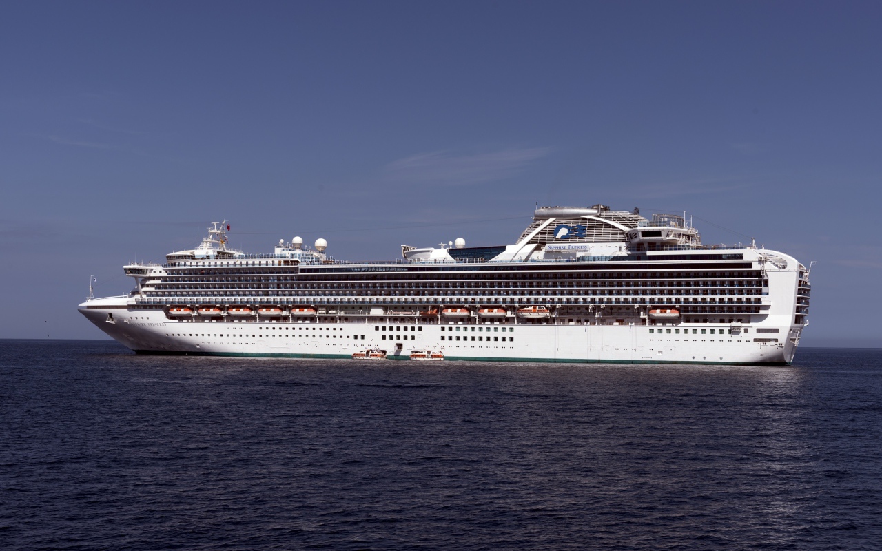 Белый круизный лайнер Sapphire Princess в море