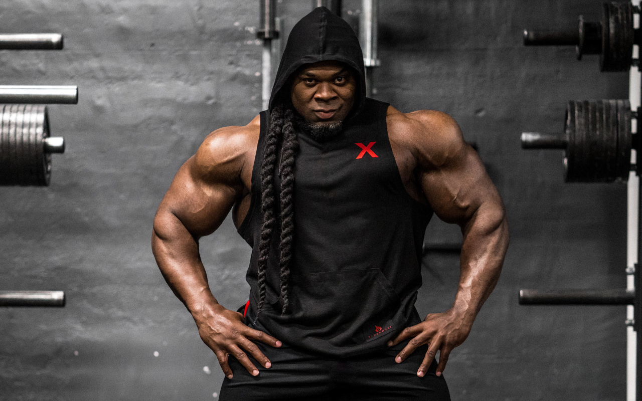 Профессиональный культурист Кай Грин в спортзале