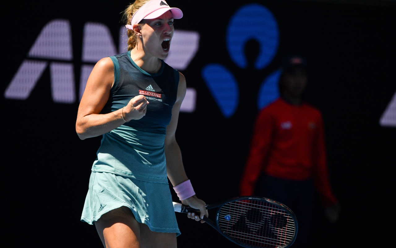 Теннисистка Анжелика Кербер с ракеткой на корте