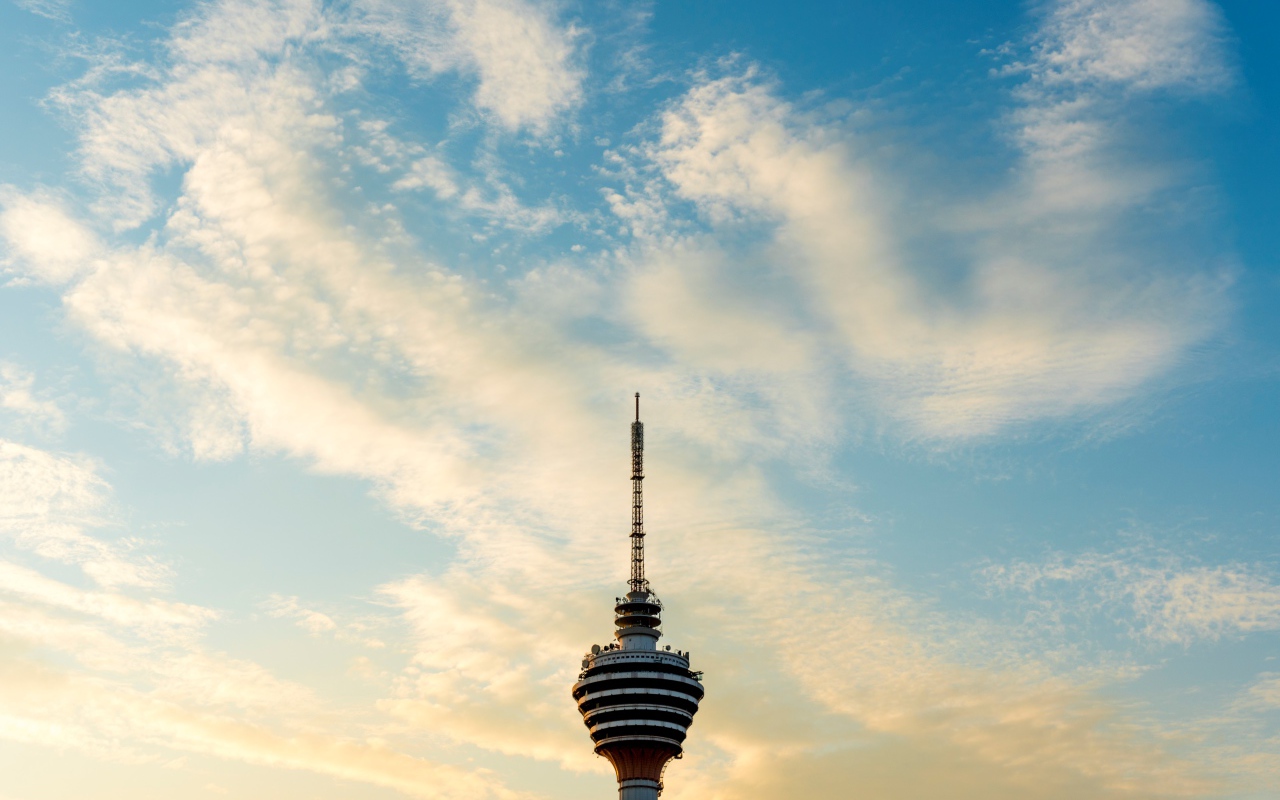 Телебашня Менара Куала-Лумпур на фоне неба, Малайзия