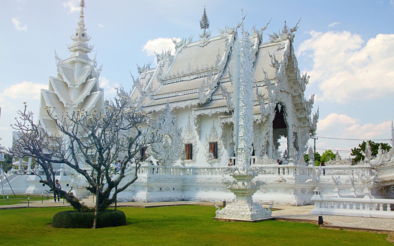 Красивый белый храм Ват Ронг Кхун,Чианграй. Таиланд