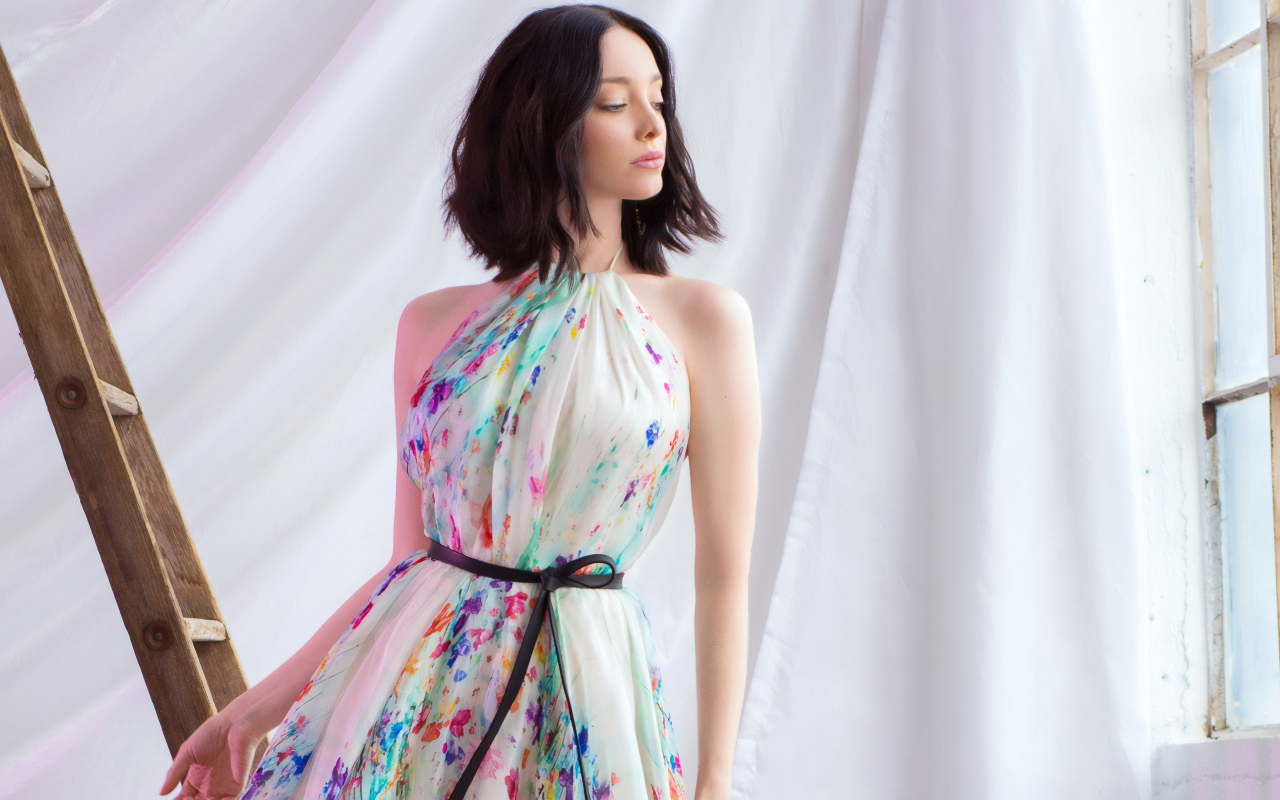 Актриса Эмма Дюмон в красивом платье у окна