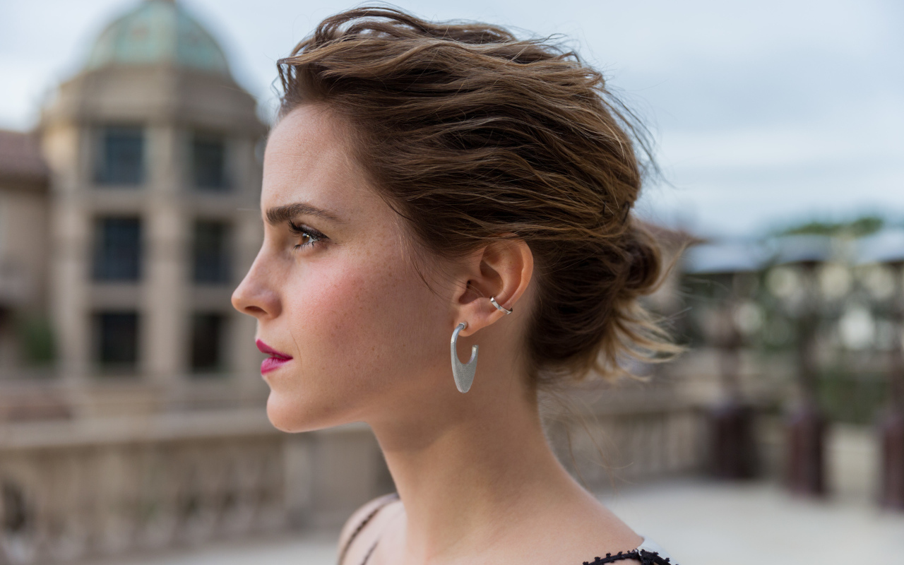 Актриса Эмма Уотсон лицо вид сбоку 