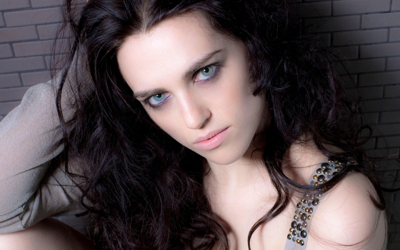 Актриса Кэти Макграт у стены крупным планом