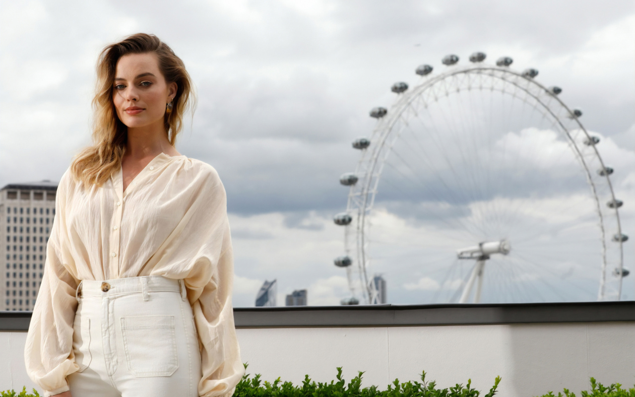 Актриса Марго Робби на  фоне аттракциона  колесо обозрения