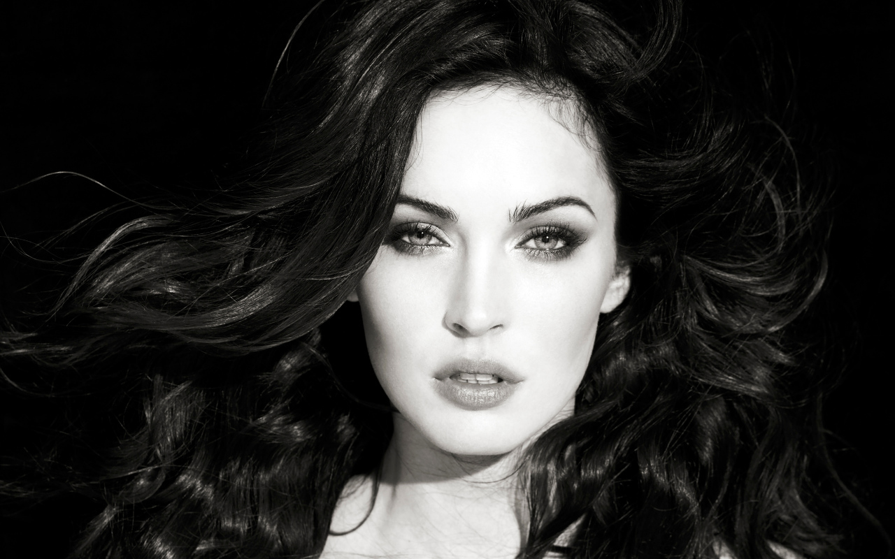 Актриса Меган Фокс черно белое фото крупным планом