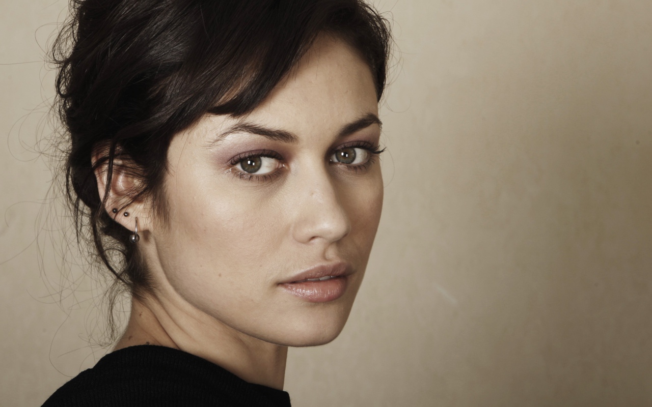 Актриса Ольга Куриленко с зелеными глазами