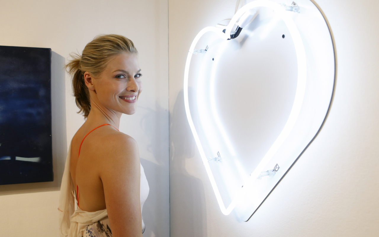 Американская актриса Эли Лартер с очаровательной улыбкой