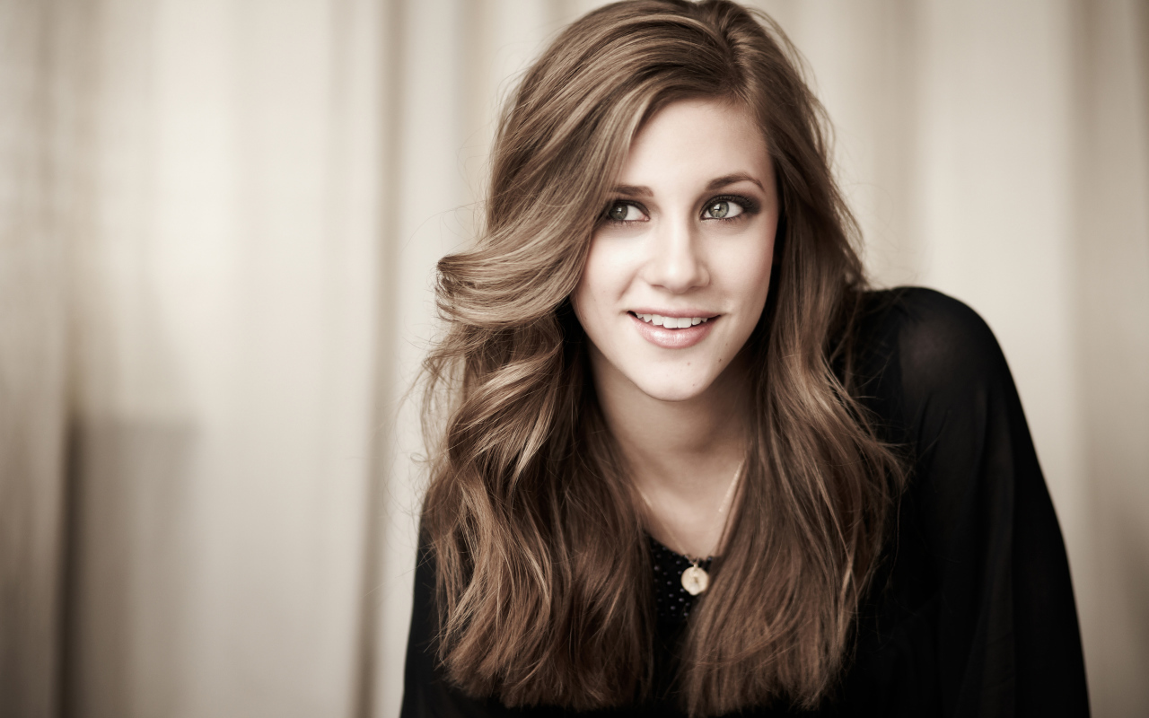 Американская актриса Лили Рейнхарт с милой улыбкой