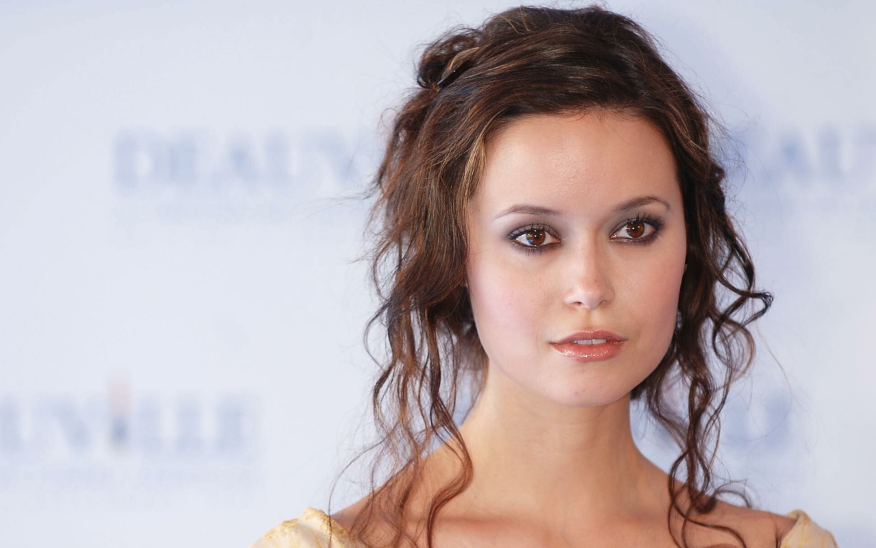 Американская актриса Саммер Глау с прической на голове