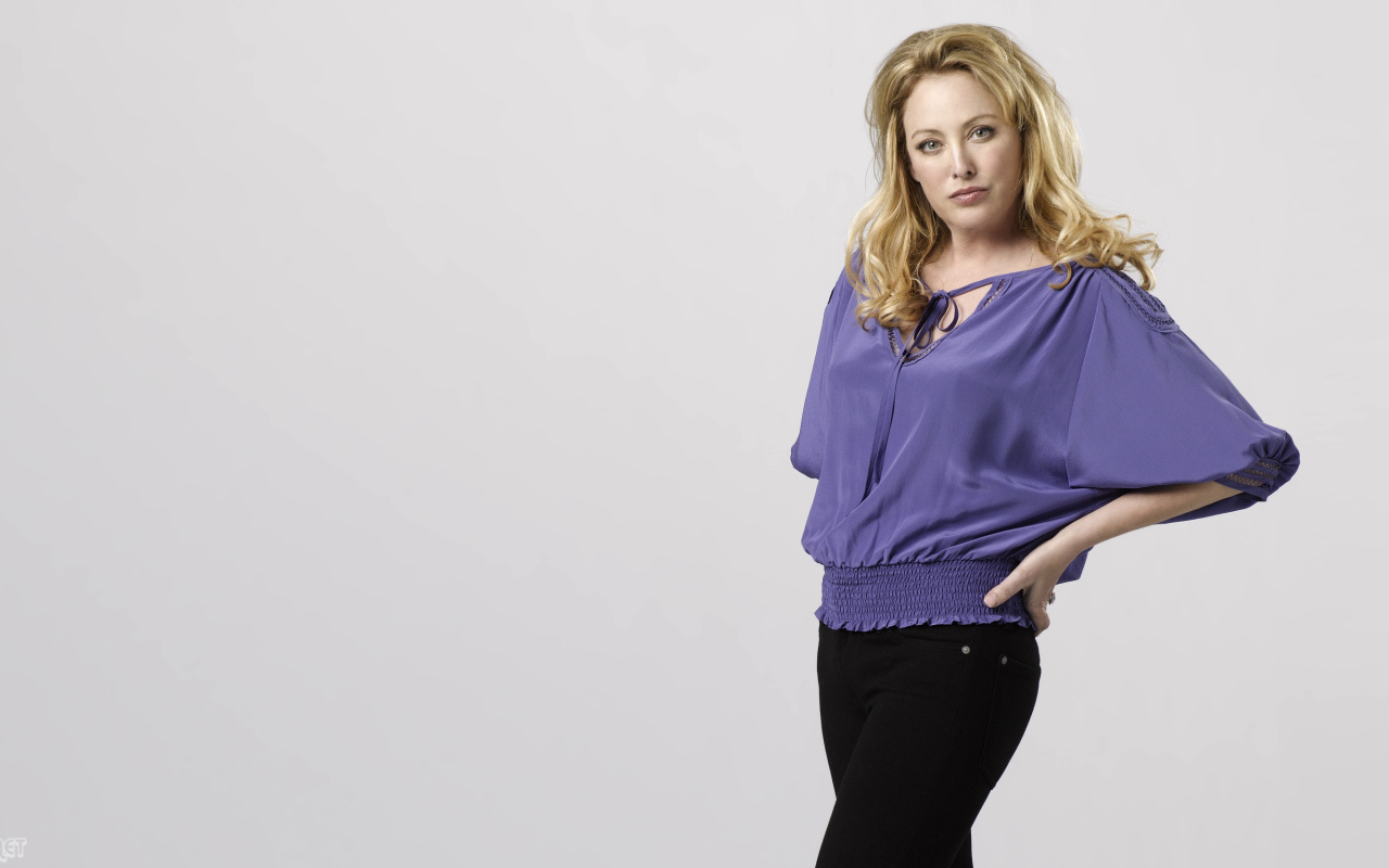 Американская актриса Вирджиния Мэдсен на сером фоне