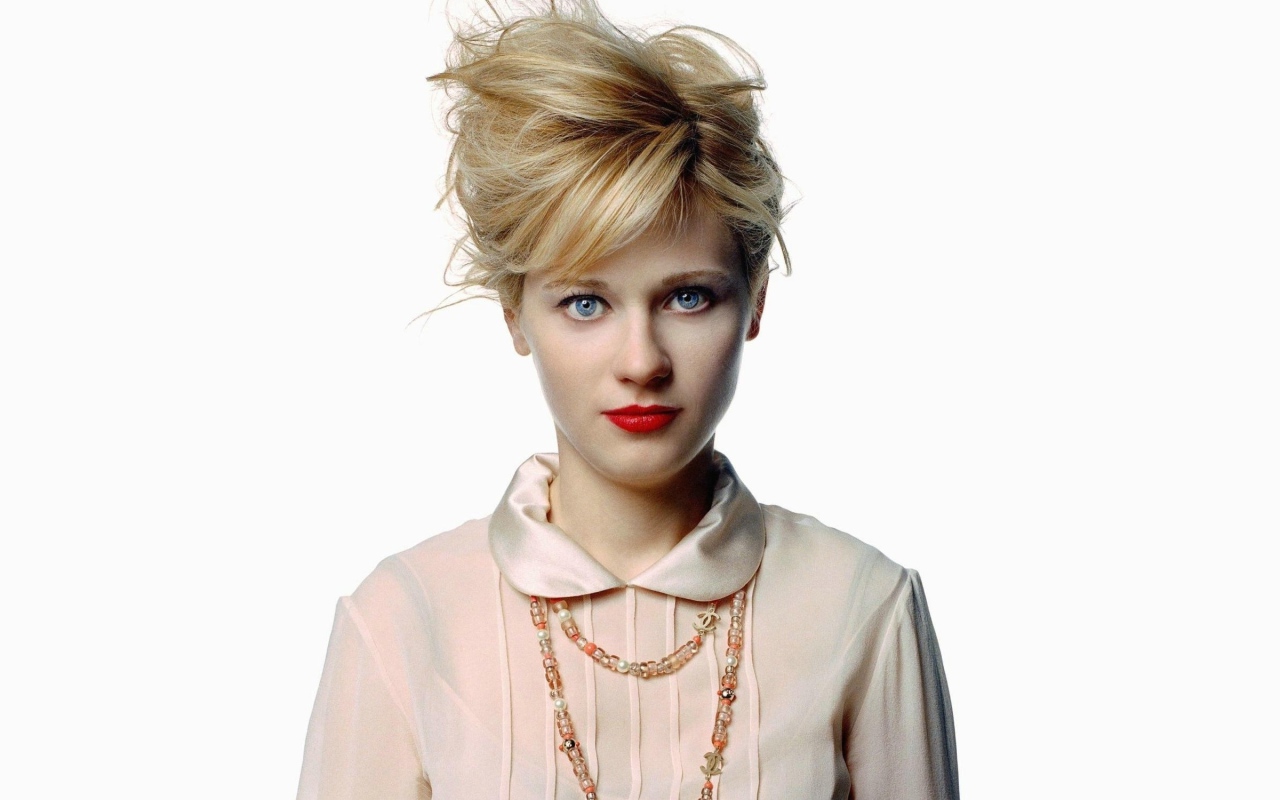 Американская актриса Зоуи Дешанель на белом фоне